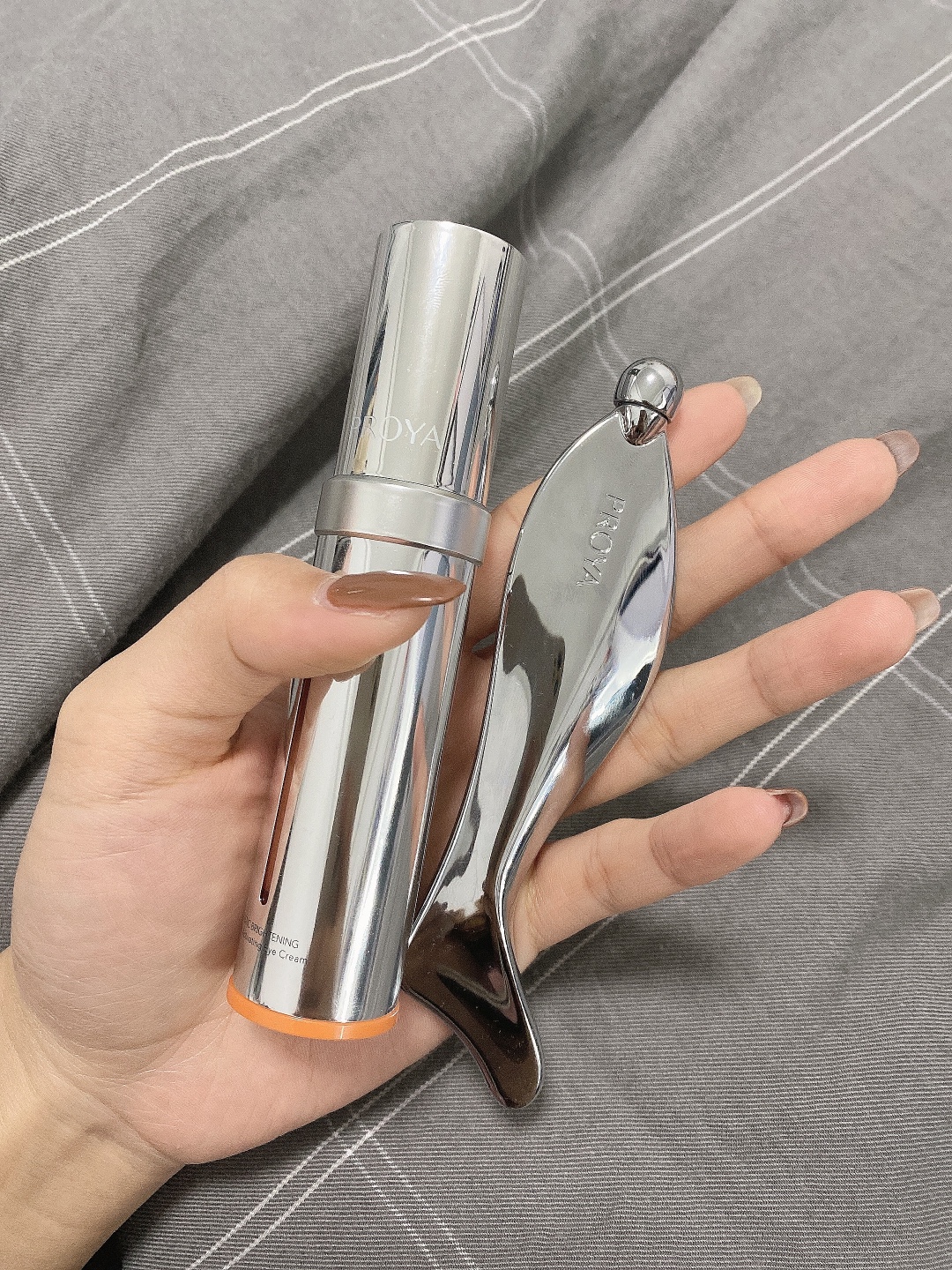 眼霜—Kerrykerry宝贝收到了 ，刚用肌肤嘟噜嘟噜的喝水  ，用完之后脸明显变白了 ，很喜欢
